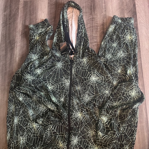 NWT spider onesie that glows in the dark. Size 1/2 - Picture 2 of 5